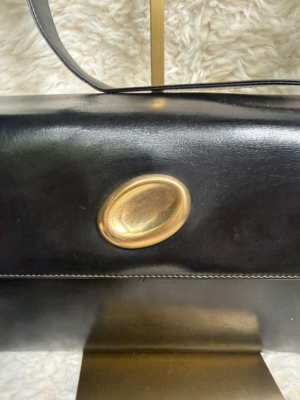 Gucci Black Vintage Leather Shoulder Bag with Gold Oval Accent - Picture 2 of 8